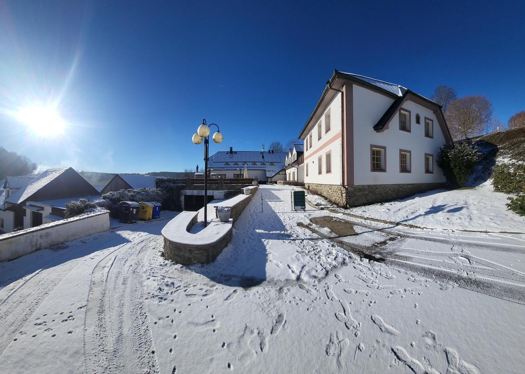 Hotel Zlaty Potok Nicov  Екстериор снимка